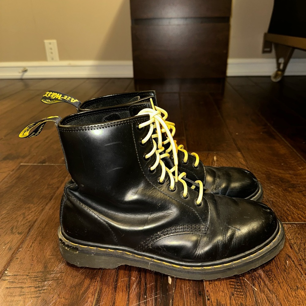 Dr. Martens Classic 1460 Black Leather Boots Yellow Laces - Picture 5 of 9